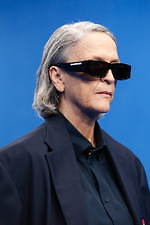 バレンシアガより“ロゴが光る”アイウェア- 好みのカラーグラデーションで点灯｜写真2