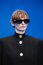 バレンシアガより“ロゴが光る”アイウェア- 好みのカラーグラデーションで点灯｜写真4