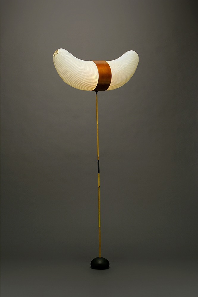 イサム・ノグチ 《あかり33S(BB3)スタンド 》 1952年頃、飛騨・世界生活文化センター蔵