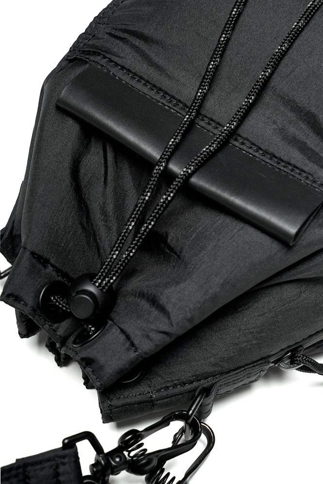 シスター×ポーターの2WAY巾着バッグ、光沢＆シワ感のあるオールブラックの撥水素材｜写真4