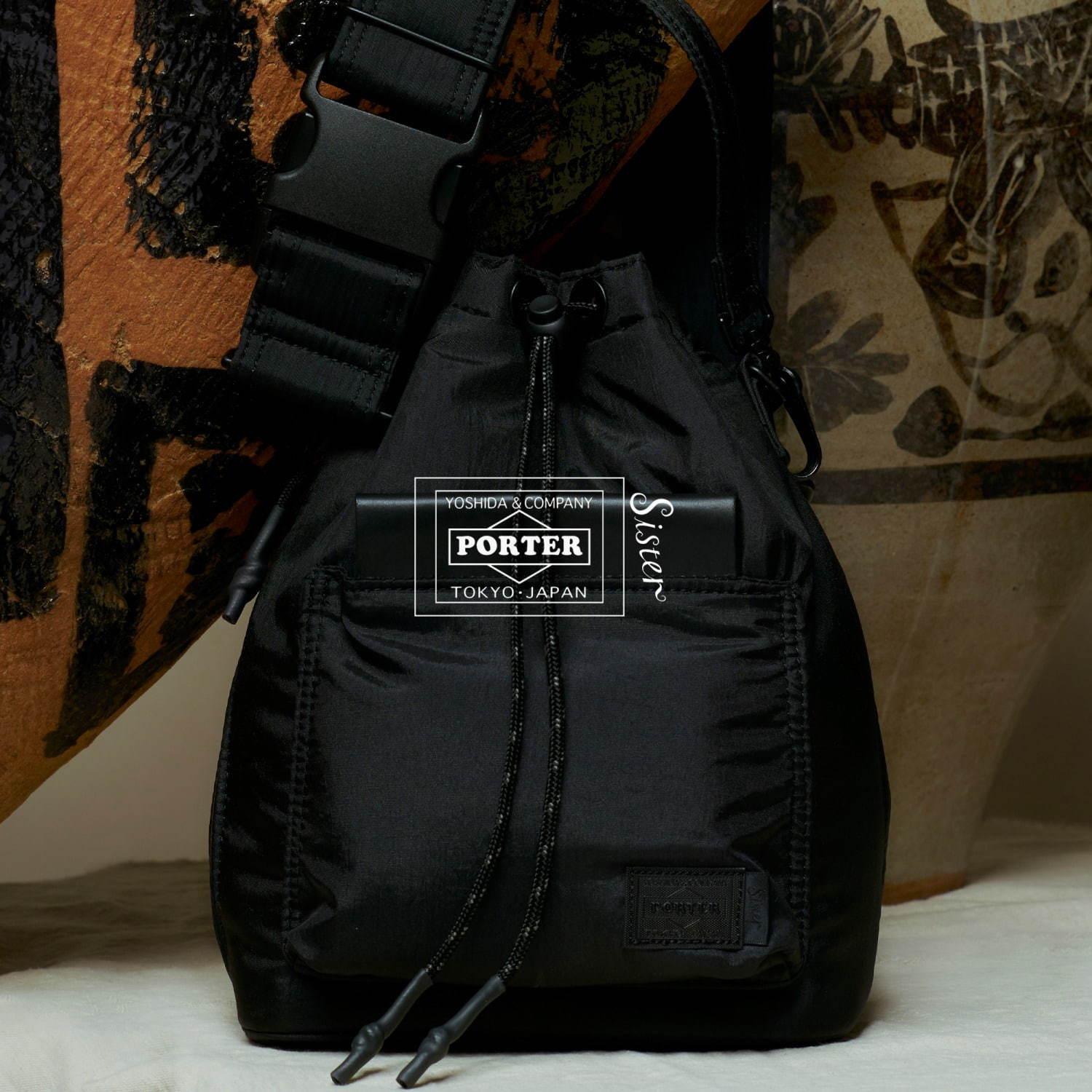 シスター×ポーターの2WAY巾着バッグ、光沢＆シワ感のあるオールブラックの撥水素材｜写真8