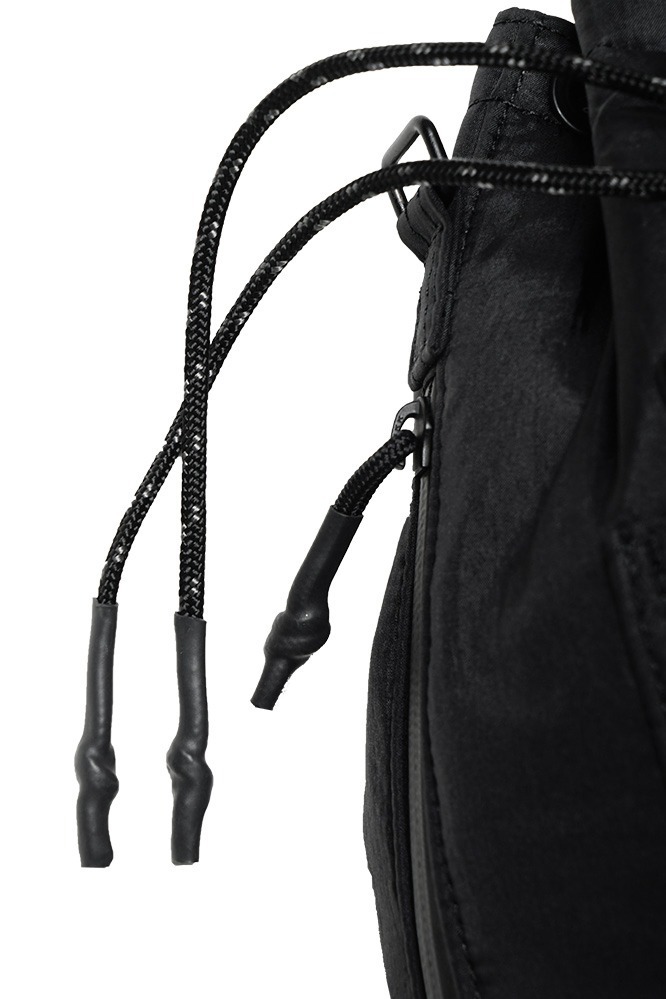 シスター×ポーターの2WAY巾着バッグ、光沢＆シワ感のあるオールブラックの撥水素材｜写真6