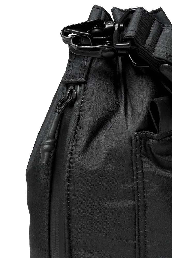 シスター×ポーターの2WAY巾着バッグ、光沢＆シワ感のあるオールブラックの撥水素材 | 写真