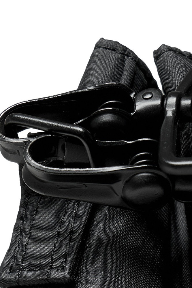 シスター×ポーターの2WAY巾着バッグ、光沢＆シワ感のあるオールブラックの撥水素材｜写真7