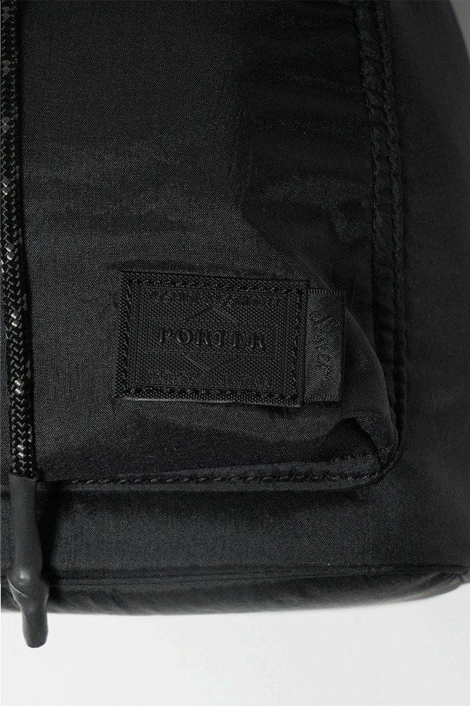シスター×ポーターの2WAY巾着バッグ、光沢＆シワ感のあるオールブラックの撥水素材｜写真2