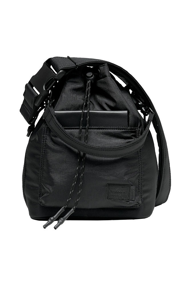 シスター×ポーターの2WAY巾着バッグ、光沢＆シワ感のあるオールブラックの撥水素材｜写真1
