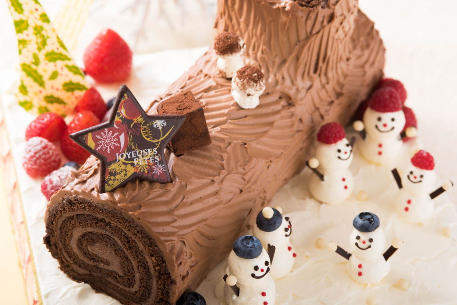 リーガロイヤルホテル東京のクリスマスケーキ2019、スノーマンファミリーを乗せた2層ケーキなど｜写真2