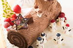 リーガロイヤルホテル東京のクリスマスケーキ2019、スノーマンファミリーを乗せた2層ケーキなど｜写真2