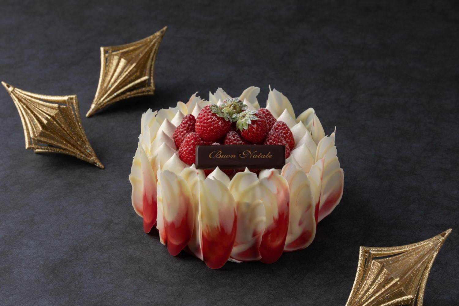グランド ハイアット 東京のクリスマスケーキ、“粉雪”が舞う飴細工のチョコレートケーキなど｜写真9