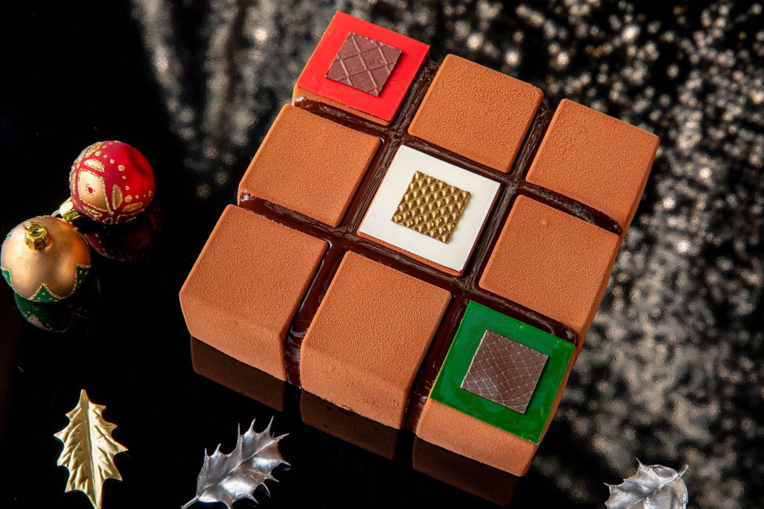 コンラッド東京のクリスマス19 ベリーがなだれるbox型ケーキや濃厚チョコのムースケーキ ファッションプレス