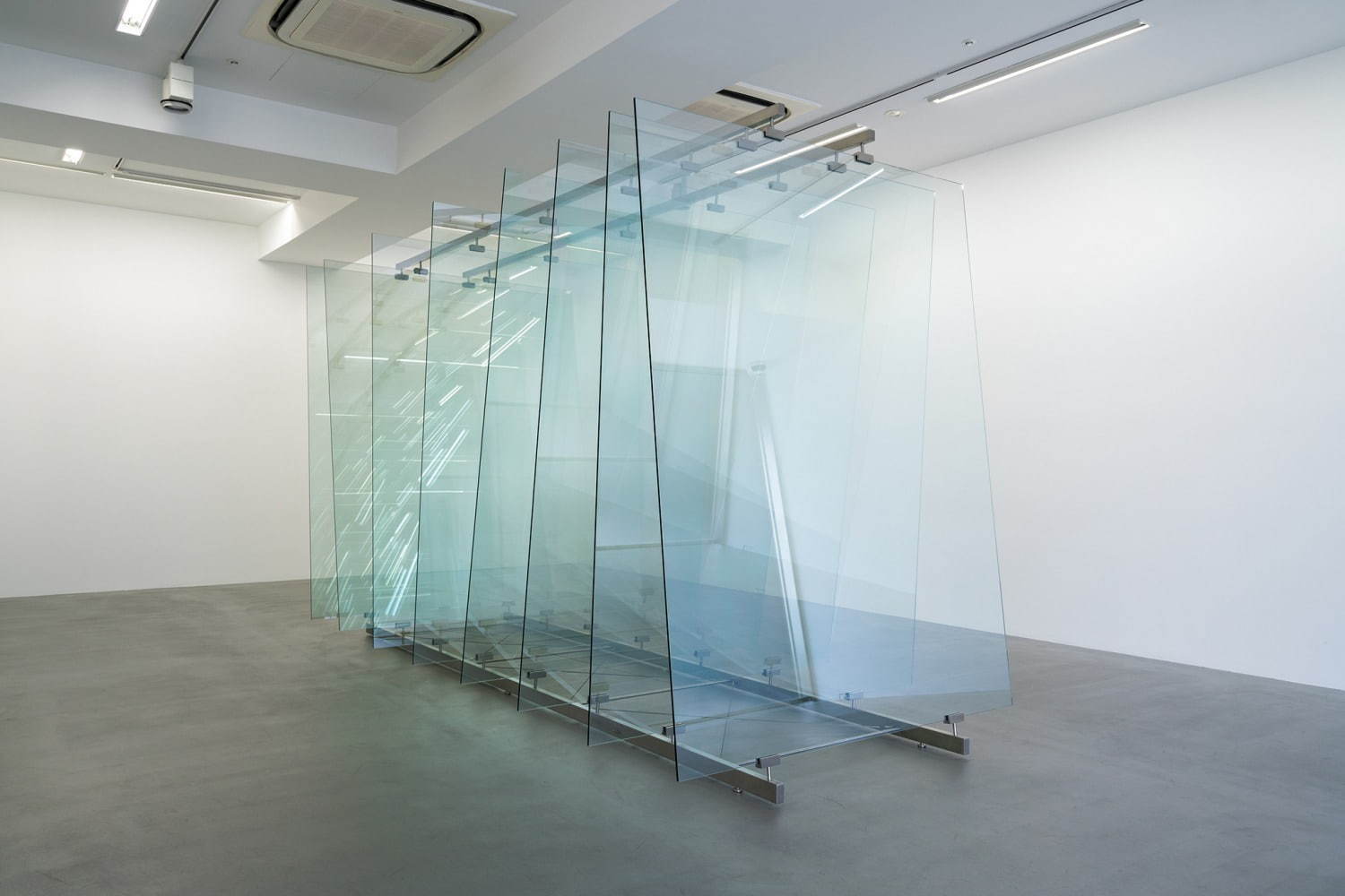 ゲルハルト・リヒター 《8 枚のガラス》 2012 年 ガラス、スチール構造物 230×160×378cm 
ワコウ・ワークス・オブ・アート
© Gerhard Richter, courtesy of WAKO WORKS OF ART  Photo: Tomoki Imai