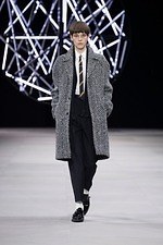 メンズチェスターコートの19年秋冬おすすめコーデ、シャツ or ニットのタイプ別着こなしを紹介｜写真1