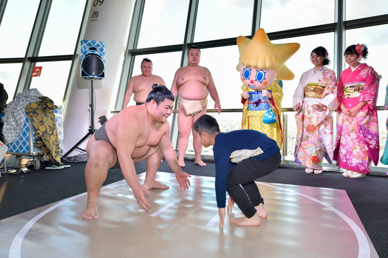 東京スカイツリータウンのお正月イベント 初空 バーゲン 日本国旗カラーのライティング ファッションプレス