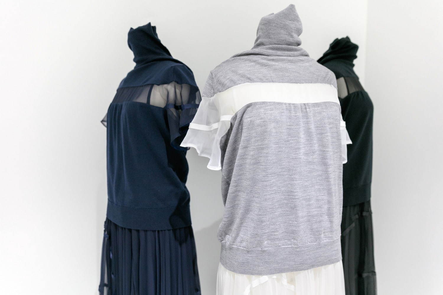 sacai×ジョン スメドレーのドレス＆フーディー、ニットにシフォンやスウェットを組み合わせて｜写真3