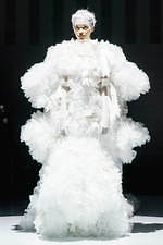 トモ コイズミ  2020年春夏コレクション - 円形劇場、身体に沸き立つ感情の“かたち”｜写真1