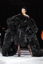 トモ コイズミ  2020年春夏コレクション - 円形劇場、身体に沸き立つ感情の“かたち”｜写真11