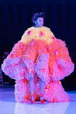 トモ コイズミ  2020年春夏コレクション - 円形劇場、身体に沸き立つ感情の“かたち”｜写真17