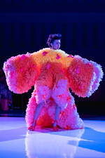 トモ コイズミ  2020年春夏コレクション - 円形劇場、身体に沸き立つ感情の“かたち”｜写真18