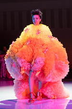 トモ コイズミ  2020年春夏コレクション - 円形劇場、身体に沸き立つ感情の“かたち”｜写真20