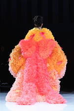 トモ コイズミ  2020年春夏コレクション - 円形劇場、身体に沸き立つ感情の“かたち”｜写真21