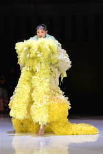 トモ コイズミ  2020年春夏コレクション - 円形劇場、身体に沸き立つ感情の“かたち”｜写真24