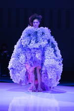 トモ コイズミ  2020年春夏コレクション - 円形劇場、身体に沸き立つ感情の“かたち”｜写真25