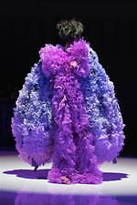 トモ コイズミ  2020年春夏コレクション - 円形劇場、身体に沸き立つ感情の“かたち”｜写真26