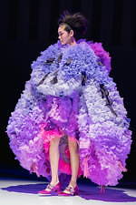 トモ コイズミ  2020年春夏コレクション - 円形劇場、身体に沸き立つ感情の“かたち”｜写真27