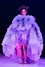 トモ コイズミ  2020年春夏コレクション - 円形劇場、身体に沸き立つ感情の“かたち”｜写真28