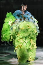 トモ コイズミ  2020年春夏コレクション - 円形劇場、身体に沸き立つ感情の“かたち”｜写真29