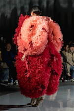 トモ コイズミ  2020年春夏コレクション - 円形劇場、身体に沸き立つ感情の“かたち”｜写真32