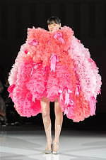 トモ コイズミ  2020年春夏コレクション - 円形劇場、身体に沸き立つ感情の“かたち”｜写真33