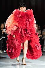 トモ コイズミ  2020年春夏コレクション - 円形劇場、身体に沸き立つ感情の“かたち”｜写真36