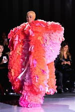 トモ コイズミ  2020年春夏コレクション - 円形劇場、身体に沸き立つ感情の“かたち”｜写真38