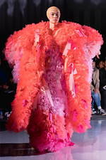 トモ コイズミ  2020年春夏コレクション - 円形劇場、身体に沸き立つ感情の“かたち”｜写真39