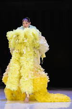 トモ コイズミ  2020年春夏コレクション - 円形劇場、身体に沸き立つ感情の“かたち”｜写真4