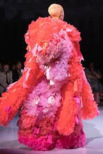 トモ コイズミ  2020年春夏コレクション - 円形劇場、身体に沸き立つ感情の“かたち”｜写真40