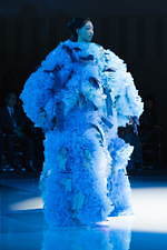 トモ コイズミ  2020年春夏コレクション - 円形劇場、身体に沸き立つ感情の“かたち”｜写真43