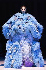 トモ コイズミ  2020年春夏コレクション - 円形劇場、身体に沸き立つ感情の“かたち”｜写真44