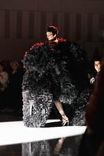 トモ コイズミ  2020年春夏コレクション - 円形劇場、身体に沸き立つ感情の“かたち”｜写真45