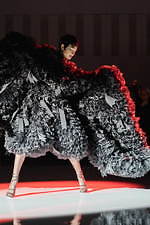 トモ コイズミ  2020年春夏コレクション - 円形劇場、身体に沸き立つ感情の“かたち”｜写真46