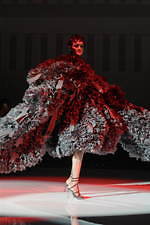 トモ コイズミ  2020年春夏コレクション - 円形劇場、身体に沸き立つ感情の“かたち”｜写真48