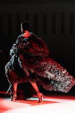 トモ コイズミ  2020年春夏コレクション - 円形劇場、身体に沸き立つ感情の“かたち”｜写真49