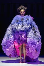 トモ コイズミ  2020年春夏コレクション - 円形劇場、身体に沸き立つ感情の“かたち”｜写真5