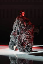 トモ コイズミ  2020年春夏コレクション - 円形劇場、身体に沸き立つ感情の“かたち”｜写真50