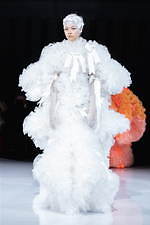 トモ コイズミ  2020年春夏コレクション - 円形劇場、身体に沸き立つ感情の“かたち”｜写真12