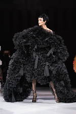 トモ コイズミ  2020年春夏コレクション - 円形劇場、身体に沸き立つ感情の“かたち”｜写真53