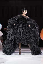 トモ コイズミ  2020年春夏コレクション - 円形劇場、身体に沸き立つ感情の“かたち”｜写真54