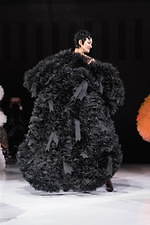 トモ コイズミ  2020年春夏コレクション - 円形劇場、身体に沸き立つ感情の“かたち”｜写真55