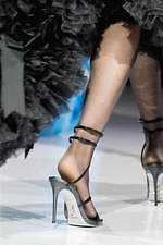 トモ コイズミ  2020年春夏コレクション - 円形劇場、身体に沸き立つ感情の“かたち”｜写真59